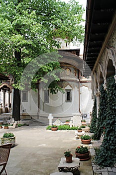 Courtyard of Biserica MÃÆnÃÆstirii Stavropoleos Stavropoleos Monastery Church, Bucarest photo
